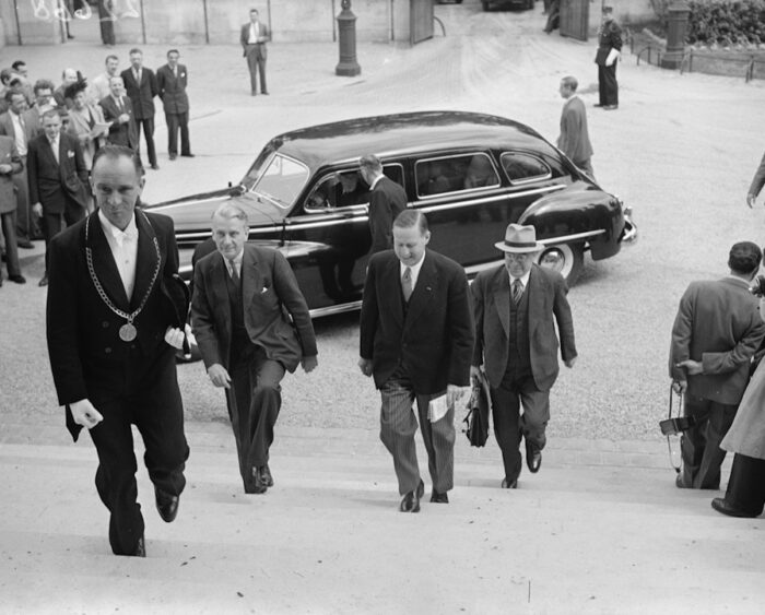 The arrival of the Dutch delegation at the conference in Paris, July 12, 1947, with C.G.W.H. Boetzelaer van Oosterhout, A.W.L. Tjarda van Starkenborgh Stachouwer and Hans Hirschfeld.